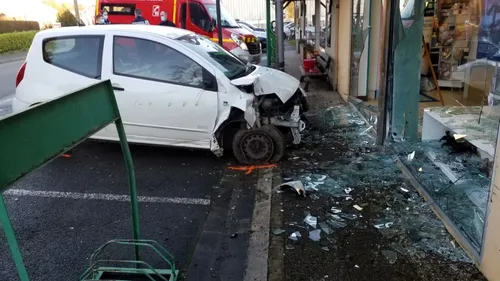 L'automobiliste termine sa course contre une pharmacie